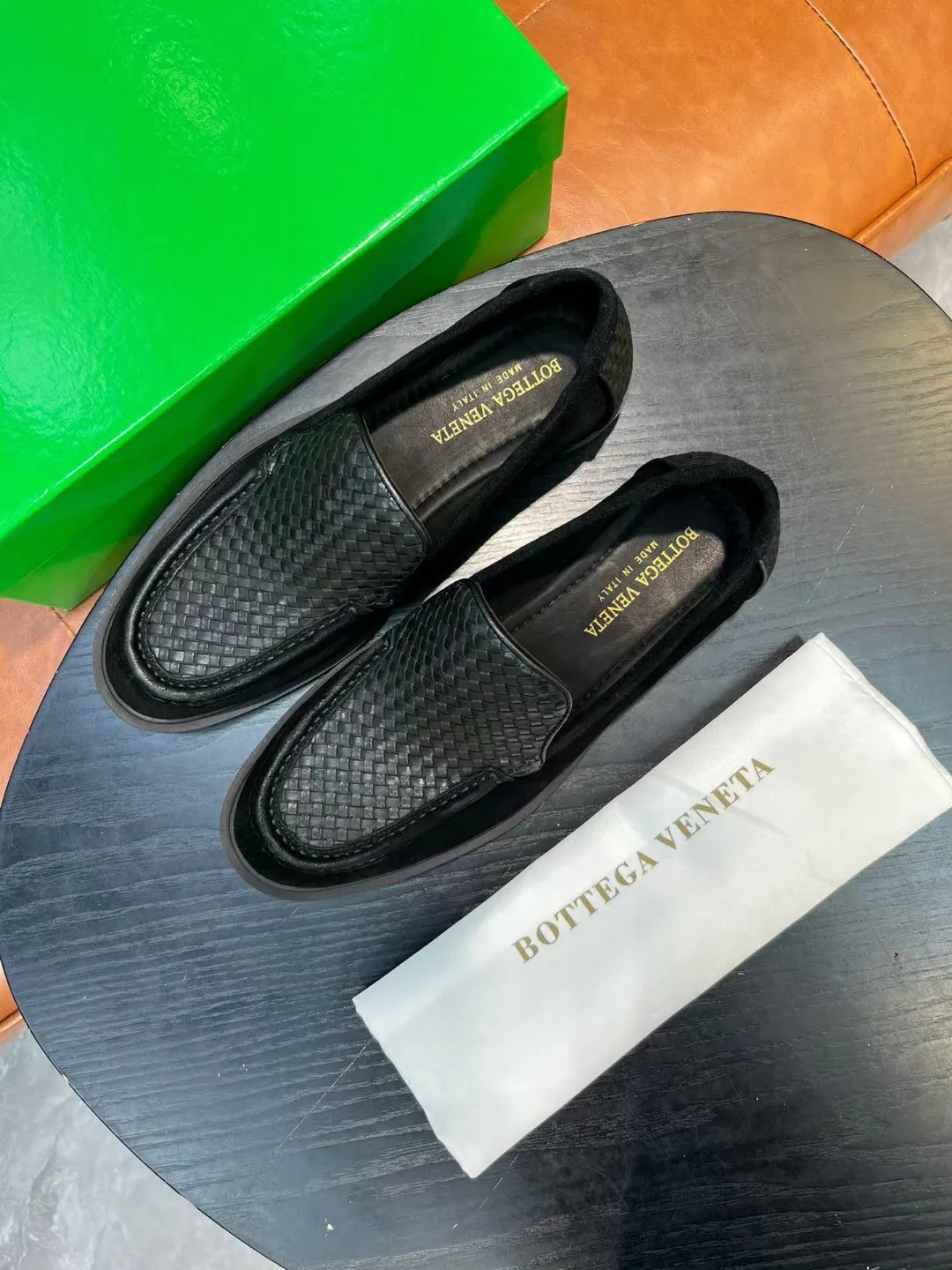 [BV] Top P: 780💰 Size: Male 39-44 (38.45 non-refundable) Bottega Veneta 2025 autumn and winter counter synchronization style. Bottega Veneta BV's new driving shoes have a slip-on design with suede upper, BV's unique weaving design on the heel, and a weaving pattern on the outsole.